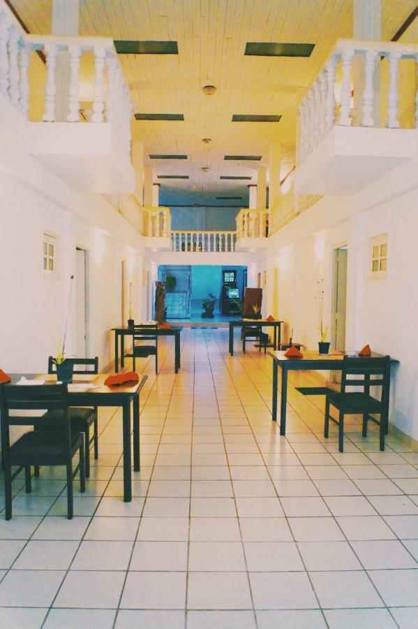 Oasis Skybeach Hostel - Негомбо Экстерьер фото